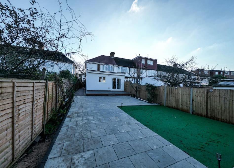 Homely & Peaceful Living Space Morden  Екстер'єр фото