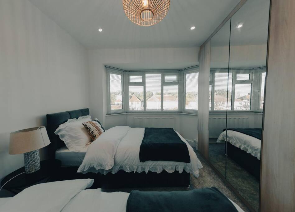 Homely & Peaceful Living Space Morden  Екстер'єр фото