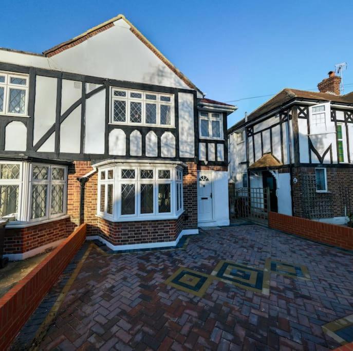Homely & Peaceful Living Space Morden  Екстер'єр фото