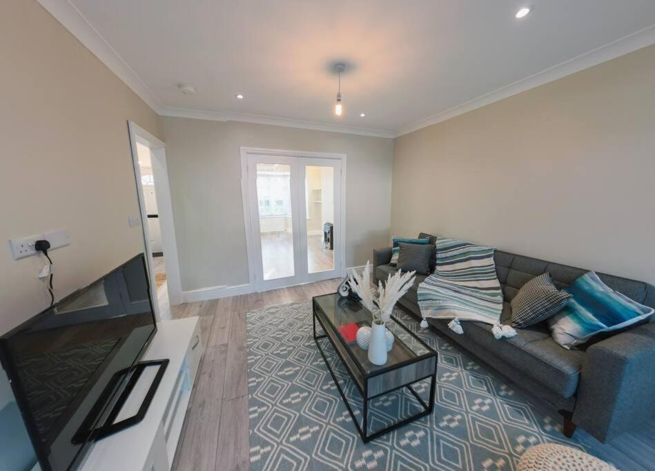 Homely & Peaceful Living Space Morden  Екстер'єр фото