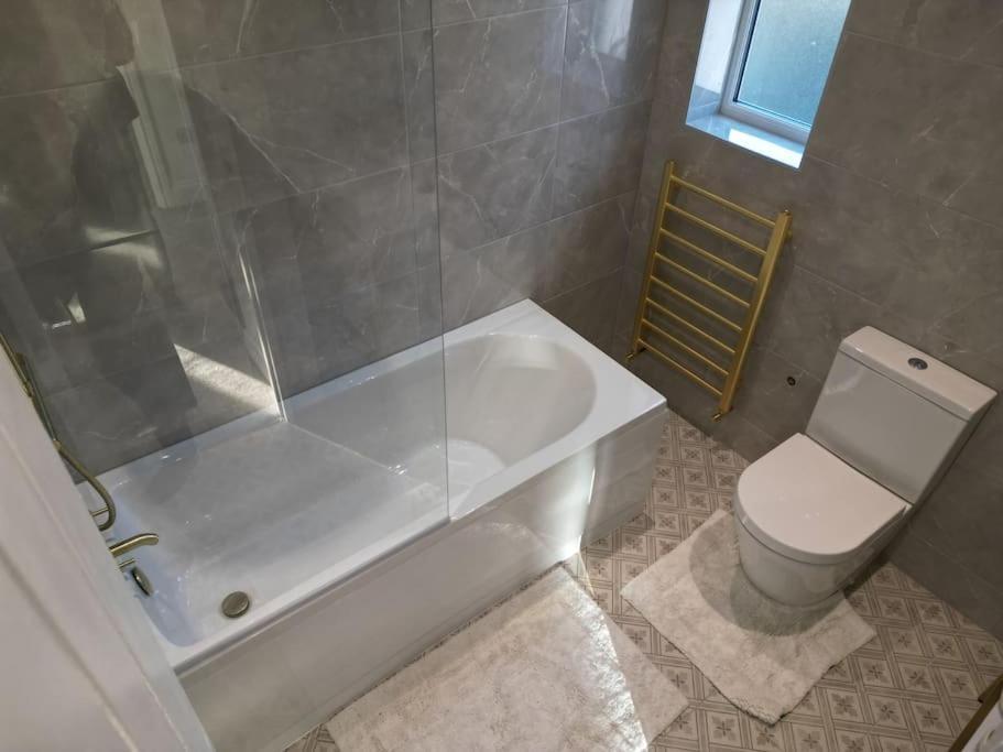 Homely & Peaceful Living Space Morden  Екстер'єр фото